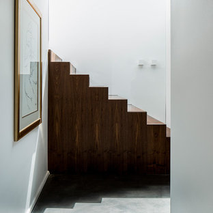 Gerade, Geräumige Moderne Holztreppe mit Holz-Setzstufen und Glasgeländer in München