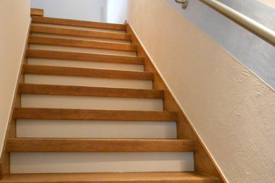 На фото: угловая бетонная лестница среднего размера в средиземноморском стиле с деревянными ступенями и металлическими перилами