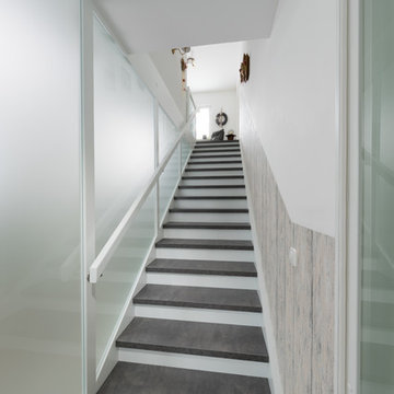 Wangentreppe modern mit Schrank unter Treppe