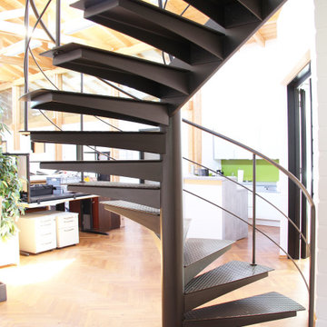Wendeltreppe mit Stahlstufen in einem Büro