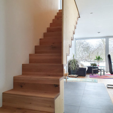 Wohnliche Holztreppe für modernes Wohnen auf dem Land