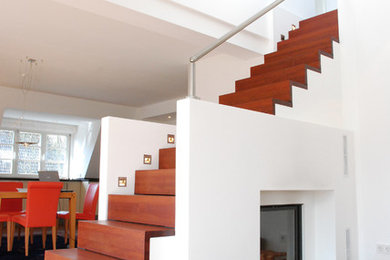 Diseño de escalera recta contemporánea grande con escalones de madera y contrahuellas de madera