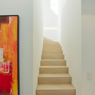 Moderne Holztreppe mit Holz-Setzstufen in Stuttgart