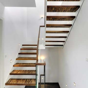 Zweiläufige Treppe mit Zwischenpodest und Ganzglasgeländer