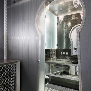 Foto di un bagno di servizio bohémian con piastrelle a specchio, pavimento con piastrelle a mosaico e lavabo a bacinella
