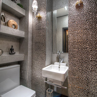 Exemple d'un petit WC et toilettes tendance avec un sol en carrelage de céramique, un lavabo suspendu, un WC séparé et carrelage en métal.