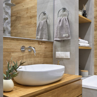 Idee per un piccolo bagno di servizio minimal con ante lisce, ante in legno chiaro, piastrelle beige, piastrelle effetto legno, pareti grigie, lavabo a bacinella, top in legno, top beige e mobile bagno sospeso