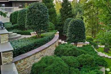 На фото: летний участок и сад среднего размера на заднем дворе в стиле неоклассика (современная классика) с