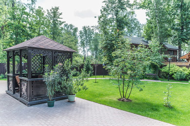 Стильный дизайн: большой солнечный, летний регулярный сад на заднем дворе в современном стиле с хорошей освещенностью и покрытием из каменной брусчатки - последний тренд