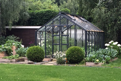 Diseño de jardín contemporáneo de tamaño medio en verano en patio con jardín francés, huerto, exposición parcial al sol y adoquines de piedra natural