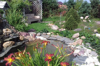 Свежая идея для дизайна: летний сад с прудом на переднем дворе в стиле шебби-шик с полуденной тенью - отличное фото интерьера