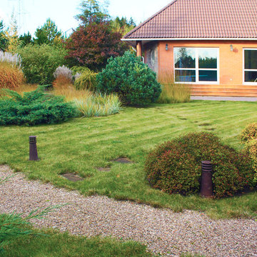 Дизайн дачного участка с садом трав в саду.