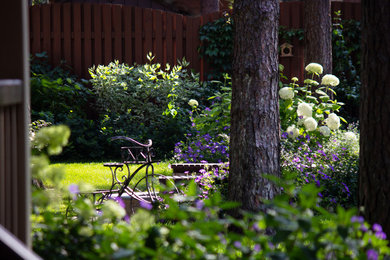Свежая идея для дизайна: летний участок и сад среднего размера в классическом стиле - отличное фото интерьера
