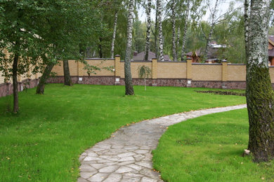 На фото: осенний участок и сад в современном стиле с полуденной тенью с