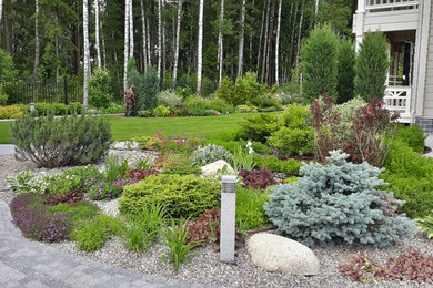 На фото: солнечный, летний участок и сад среднего размера на заднем дворе в стиле неоклассика (современная классика) с хорошей освещенностью и покрытием из каменной брусчатки
