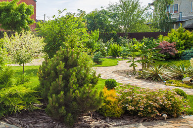Свежая идея для дизайна: летний сад с прудом в стиле неоклассика (современная классика) с полуденной тенью - отличное фото интерьера