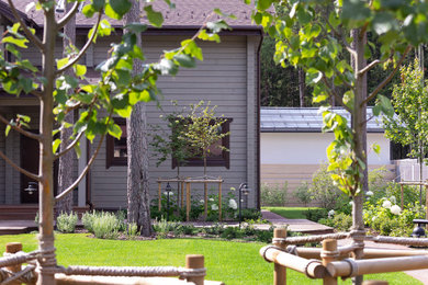 На фото: летний участок и сад среднего размера в современном стиле с