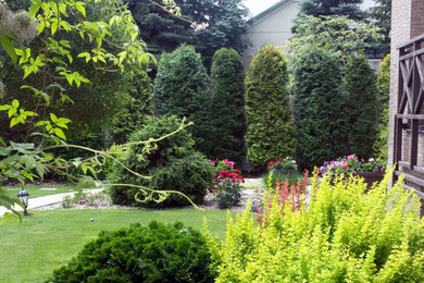 Источник вдохновения для домашнего уюта: маленький летний участок и сад на боковом дворе в классическом стиле с полуденной тенью и покрытием из гравия для на участке и в саду