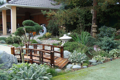 Свежая идея для дизайна: японский сад среднего размера в восточном стиле - отличное фото интерьера