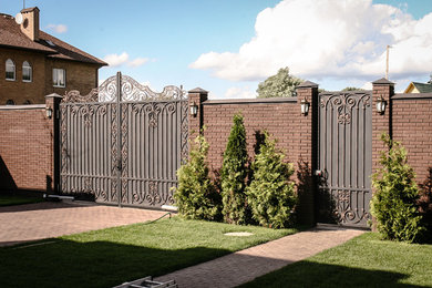 Пример оригинального дизайна: летний участок и сад в классическом стиле с полуденной тенью, мощением клинкерной брусчаткой и забором