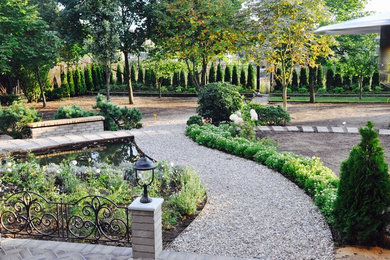 На фото: летний участок и сад среднего размера на заднем дворе в современном стиле