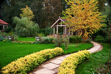 На фото: осенний участок и сад в современном стиле с садовой дорожкой или калиткой и полуденной тенью с