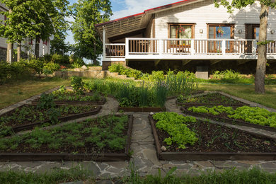 На фото: летний огород на участке в современном стиле с полуденной тенью