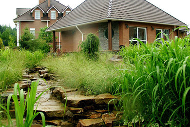 Cette image montre un jardin sur cour victorien de taille moyenne et au printemps avec une exposition ensoleillée et des pavés en béton.