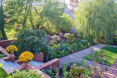 Источник вдохновения для домашнего уюта: большой летний регулярный сад на заднем дворе в стиле неоклассика (современная классика) с подпорной стенкой, полуденной тенью и покрытием из гравия