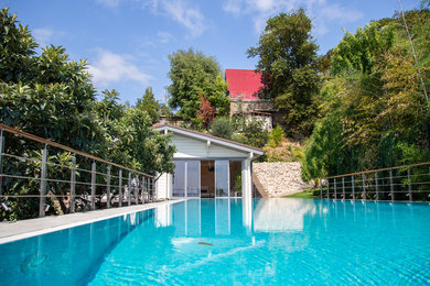 Свежая идея для дизайна: маленький бассейн на внутреннем дворе в средиземноморском стиле для на участке и в саду - отличное фото интерьера