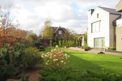 Идея дизайна: маленький осенний участок и сад на переднем дворе в стиле неоклассика (современная классика) для на участке и в саду