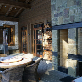 Mittelgroßes, Geometrisches, Halbschattiges Uriges Garten im Innenhof im Winter mit Kamin und Natursteinplatten in Moskau