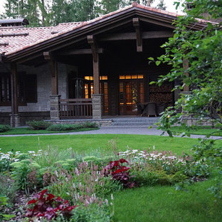 Mittelgroßes, Halbschattiges Rustikales Garten im Innenhof im Sommer mit Kamin und Natursteinplatten in Moskau