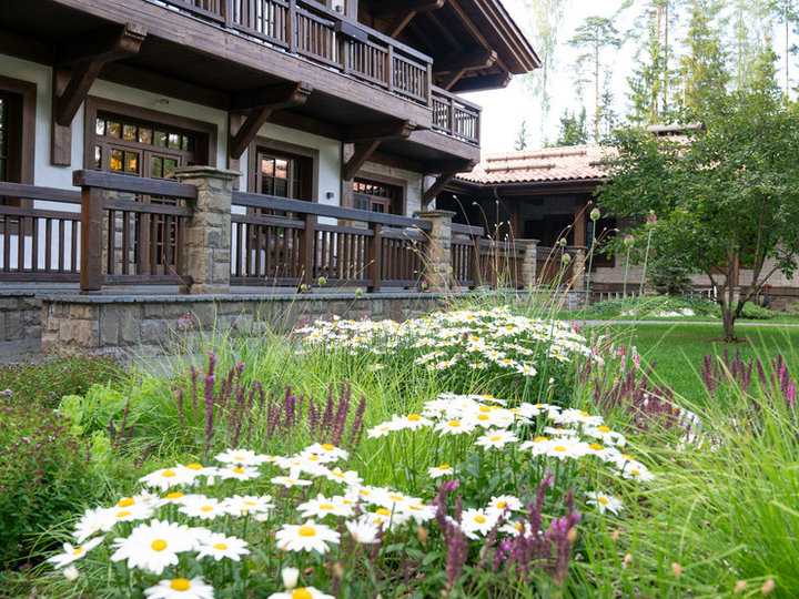 Inspiration for a mid-sized partial sun backyard stone landscaping in summer.