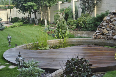 На фото: солнечный сад с прудом среднего размера на внутреннем дворе в современном стиле с хорошей освещенностью и настилом