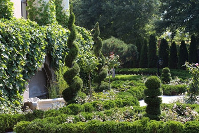 Свежая идея для дизайна: летний регулярный сад в классическом стиле - отличное фото интерьера