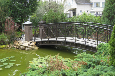 Источник вдохновения для домашнего уюта: сад с прудом в классическом стиле