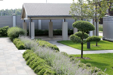 Cette image montre un jardin sur cour design de taille moyenne avec une exposition partiellement ombragée et des pavés en béton.