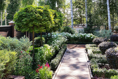 На фото: участок и сад в современном стиле