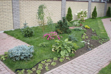 Идея дизайна: летний регулярный сад среднего размера на внутреннем дворе в классическом стиле с садовой дорожкой или калиткой, полуденной тенью и мощением тротуарной плиткой