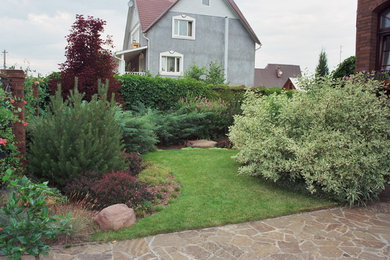 Идея дизайна: солнечный, летний участок и сад среднего размера на переднем дворе в классическом стиле с хорошей освещенностью