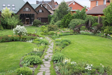 Пример оригинального дизайна: солнечный, весенний участок и сад на внутреннем дворе в классическом стиле с хорошей освещенностью
