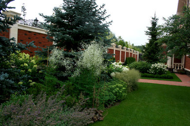 На фото: летний участок и сад среднего размера в стиле неоклассика (современная классика)