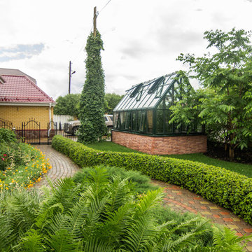 Сад с зеленой крышей