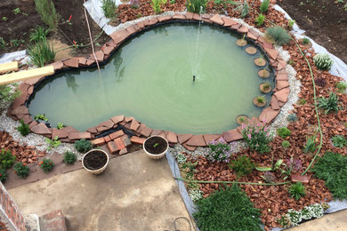 Idée de décoration pour un petit jardin sur cour méditerranéen l'été avec un bassin, une exposition ensoleillée et des pavés en béton.