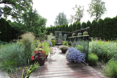 Идея дизайна: летний участок и сад среднего размера на переднем дворе