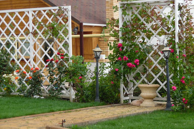 Imagen de jardín tradicional renovado en verano en patio con jardín vertical y exposición total al sol