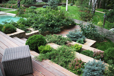 Ejemplo de jardín actual de tamaño medio en verano en patio trasero con jardín vertical, jardín francés, exposición parcial al sol y gravilla