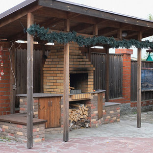 Kleines Klassisches Garten im Innenhof im Herbst mit Kamin und direkter Sonneneinstrahlung in Jekaterinburg