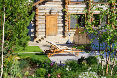 This is an example of a large contemporary garden for summer in Moscow with a garden path.